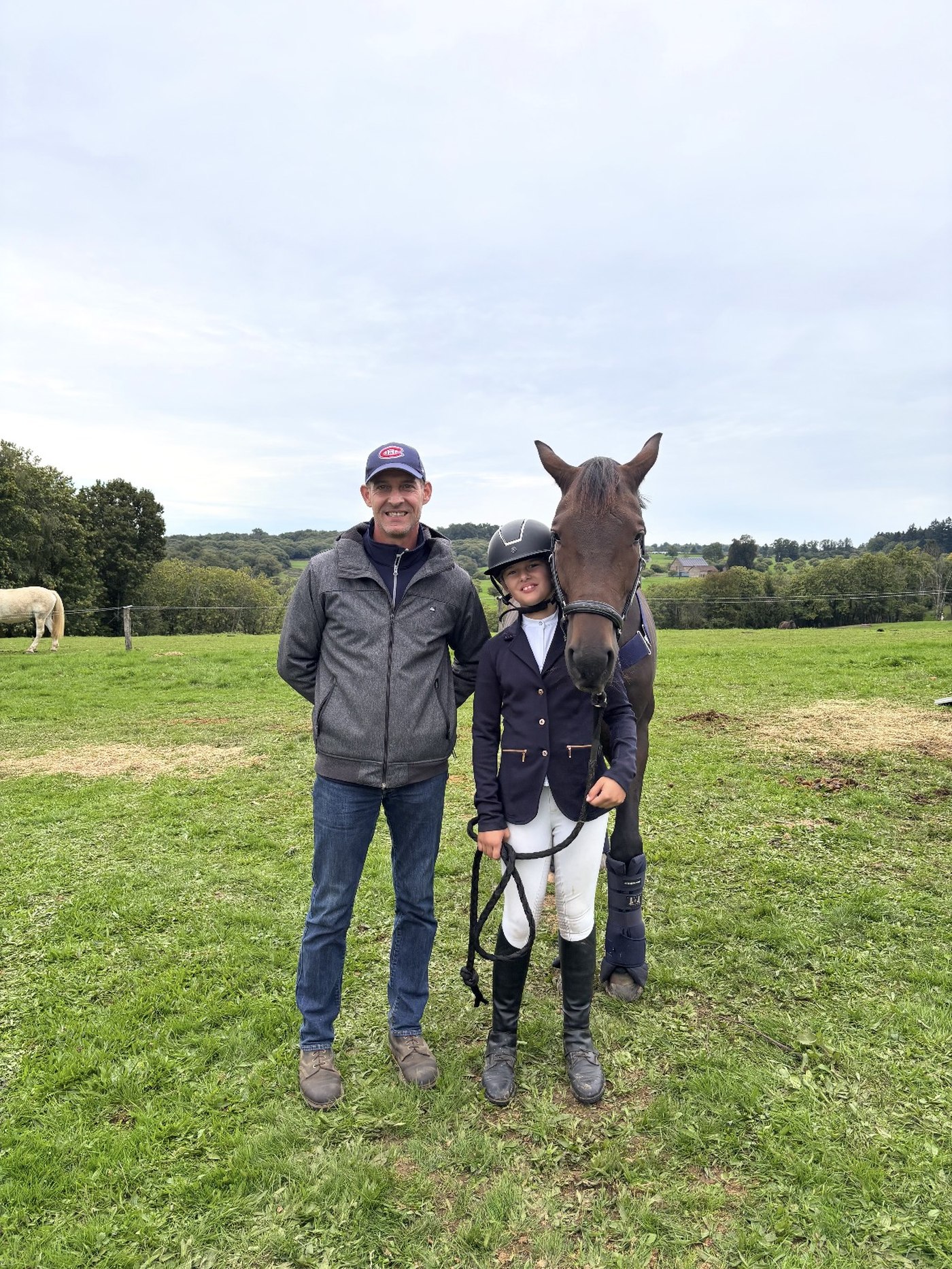 Cyrille avec deux cavalières et leurs chevaux, remise de prix en compétition aux Écuries de Saint-Amand