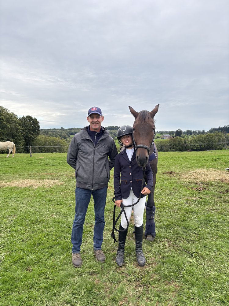 Cyrille et une jeune cavalière au pré aux Écuries de Saint-Amand