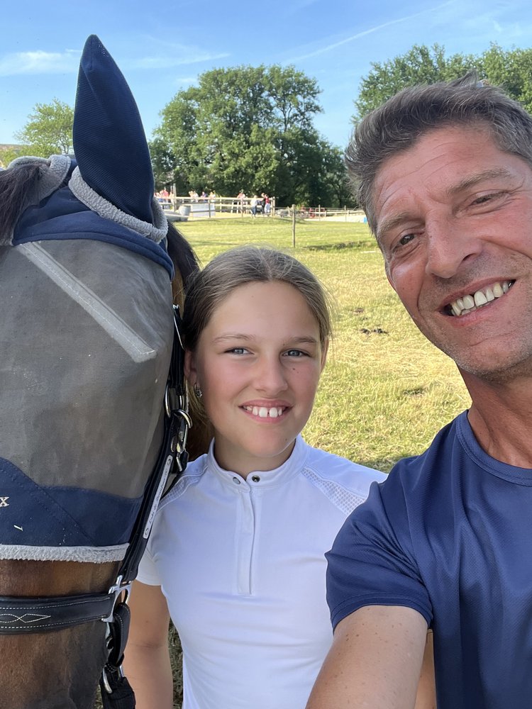 Cyrille et une jeune cavalière avec son cheval aux Écuries de Saint-Amand