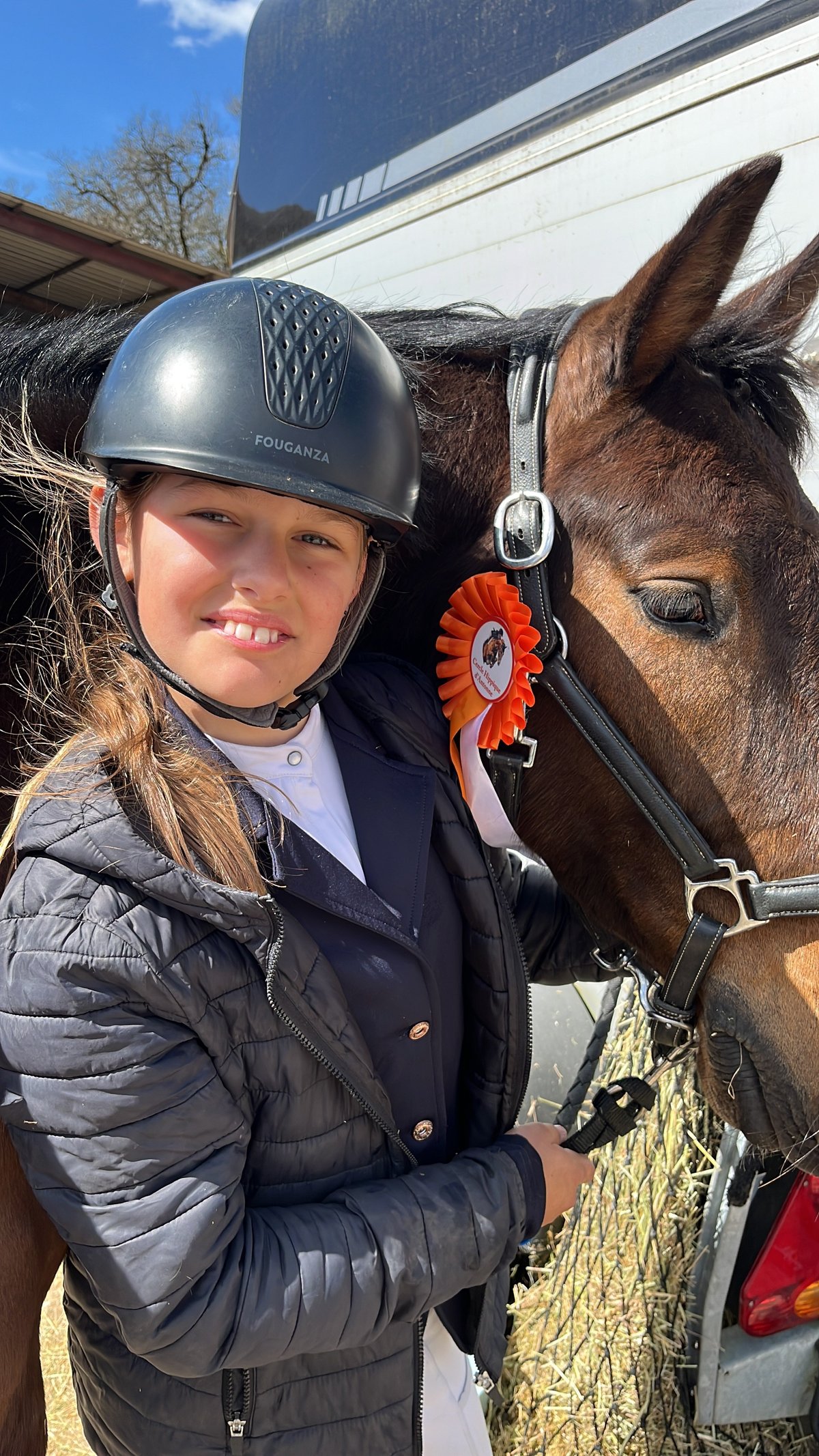 Jeune cavalière souriante avec son cheval récompensé aux Écuries de Saint-Amand